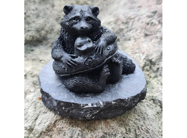 Фигурка Енот и спасательный круг, шунгит