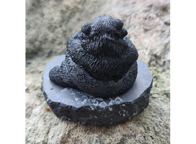 Фигурка Енот и спасательный круг, шунгит